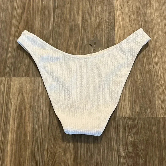 NWT Re-Imagined J. Crew White Bikini Bottom with Textured Design in Size Medium - Picture 2 of 2
